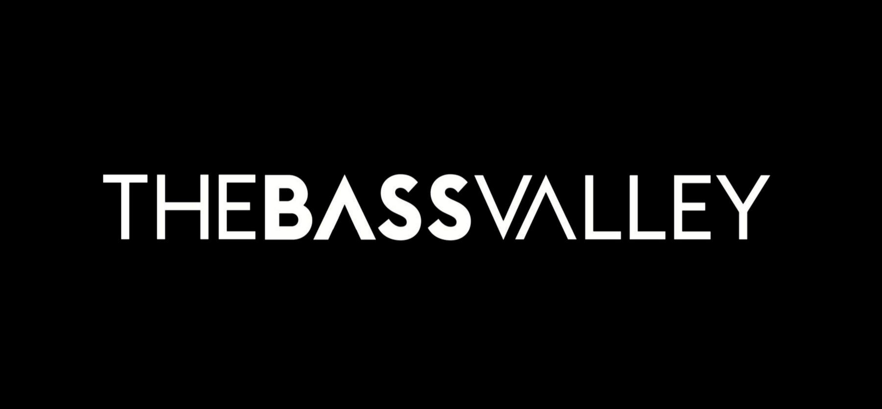 Logotipo oficial TheBassValley en blanco sobre fondo negro.